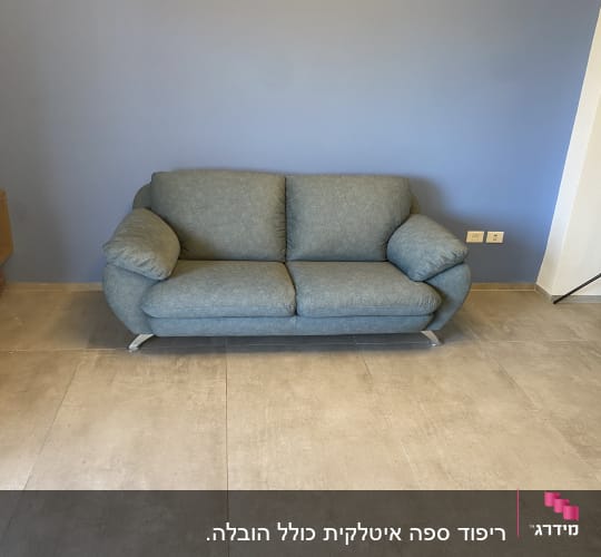 ספה מרופדת בכחול עם כריות צד גדולות